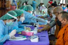 คลินิกชุมชนอบอุ่นเทศบาลนครแม่สอด ออกหน่วยฉีดวัคซีนป้องกันโควิด-19 ณ วัดดอนไชย