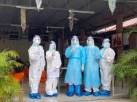 คลินิกชุมชนอบอุ่นเทศบาลนครแม่สอดลงพื้นที่สอบสวนโรคและตรวจหาเชื้อ COVID-19 ในวัดดอนแก้ว