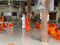 คลินิกชุมชนอบอุ่นเทศบาลนครแม่สอดลงพื้นที่สอบสวนโรคและตรวจหาเชื้อ COVID-19 ในวัดดอนแก้ว