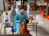 คลินิกชุมชนอบอุ่นเทศบาลนครแม่สอดลงพื้นที่สอบสวนโรคและตรวจหาเชื้อ COVID-19 ในวัดดอนแก้ว