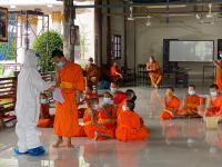 คลินิกชุมชนอบอุ่นเทศบาลนครแม่สอดลงพื้นที่สอบสวนโรคและตรวจหาเชื้อ COVID-19 ในวัดดอนแก้ว