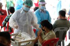 คลินิกชุมชนอบอุ่นเทศบาลนครแม่สอด ออกหน่วยฉีดวัคซีนป้องกันโควิด-19 ณ ที่ทำการชุมชนประชารักษ์