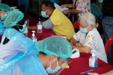 คลินิกชุมชนอบอุ่นเทศบาลนครแม่สอด ออกหน่วยฉีดวัคซีนป้องกันโควิด-19 ณ ที่ทำการชุมชนประชารักษ์