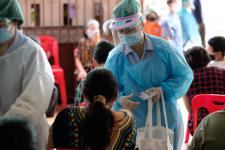 คลินิกชุมชนอบอุ่นเทศบาลนครแม่สอด ออกหน่วยฉีดวัคซีนป้องกันโควิด-19 ณ ที่ทำการชุมชนประชารักษ์