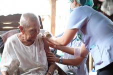 คลินิกชุมชนอบอุ่นเทศบาลนครแม่สอด ออกหน่วยฉีดวัคซีนป้องกันโควิด-19 ให้กับผู้สูงอายุที่ติดบ้าน ติดเตียง