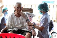 คลินิกชุมชนอบอุ่นเทศบาลนครแม่สอด ออกหน่วยฉีดวัคซีนป้องกันโควิด-19 ให้กับผู้สูงอายุที่ติดบ้าน ติดเตียง