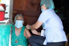 คลินิกชุมชนอบอุ่นเทศบาลนครแม่สอด ออกหน่วยฉีดวัคซีนป้องกันโควิด-19 ให้กับผู้สูงอายุที่ติดบ้าน ติดเตียง