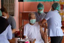 คลินิกชุมชนอบอุ่นเทศบาลนครแม่สอด ออกหน่วยฉีดวัคซีนป้องกันโควิด-19 ให้กับผู้สูงอายุที่ติดบ้าน ติดเตียง