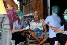 คลินิกชุมชนอบอุ่นเทศบาลนครแม่สอด ออกหน่วยฉีดวัคซีนป้องกันโควิด-19 ให้กับผู้สูงอายุที่ติดบ้าน ติดเตียง