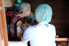 คลินิกชุมชนอบอุ่นเทศบาลนครแม่สอด ออกหน่วยฉีดวัคซีนป้องกันโควิด-19 ให้กับผู้สูงอายุที่ติดบ้าน ติดเตียง ในชุมชนสองแคว1