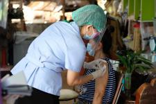 คลินิกชุมชนอบอุ่นเทศบาลนครแม่สอด ออกหน่วยฉีดวัคซีนป้องกันโควิด-19 ให้กับผู้สูงอายุที่ติดบ้าน ติดเตียง ในชุมชนสองแคว1