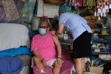 คลินิกชุมชนอบอุ่นเทศบาลนครแม่สอด ออกหน่วยฉีดวัคซีนป้องกันโควิด-19 ให้กับผู้สูงอายุที่ติดบ้าน ติดเตียง ในชุมชนสองแคว1