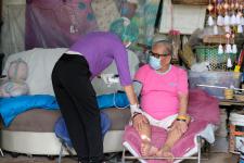 คลินิกชุมชนอบอุ่นเทศบาลนครแม่สอด ออกหน่วยฉีดวัคซีนป้องกันโควิด-19 ให้กับผู้สูงอายุที่ติดบ้าน ติดเตียง ในชุมชนสองแคว1