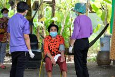 คลินิกชุมชนอบอุ่นเทศบาลนครแม่สอด ออกหน่วยฉีดวัคซีนป้องกันโควิด-19 ให้กับผู้สูงอายุที่ติดบ้าน ติดเตียง ในชุมชนสองแคว1