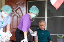 คลินิกชุมชนอบอุ่นเทศบาลนครแม่สอด ออกหน่วยฉีดวัคซีนป้องกันโควิด-19 ให้กับผู้สูงอายุที่ติดบ้าน ติดเตียง ในชุมชนสองแคว1