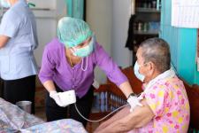 คลินิกชุมชนอบอุ่นเทศบาลนครแม่สอด ออกหน่วยฉีดวัคซีนป้องกันโควิด-19 ให้กับผู้สูงอายุที่ติดบ้าน ติดเตียง ในชุมชนสองแคว1