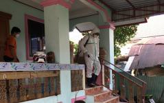 ออกพ่นน้ำยาฆ่าเชื้อสถานที่พบผู้ป่วยติดเชื้อโควิด-19