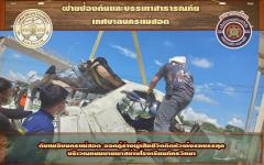 ดับเพลิงนครแม่สอด ดำเนินการกู้ร่างผู้เสียชีวิตติดหัวเก๋งรถบรรทุก บริเวณถนนตัดใหม่ข้างโรงเรียนภัทรวิทยา