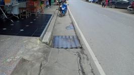 ออกสำรวจฝาท่อระบายน้ำชำรุด บริเวณร้านขายล็อตตารี่ ด้านหน้าโรงพยาบาลแม่สอด