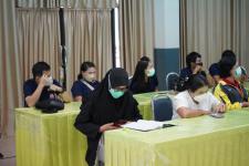 เทศบาลนครแม่สอดจัดการอบรมสาธิตการใช้งานชุดตรวจ Antigen test kit (ATK) ให้แก่ครูและบุคลากรทางการศึกษา 