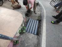 ออกเปลี่ยนฝาท่อระบายน้ำชำรุด บริเวณหน้าร้านห้างทองอุดมวรรณ