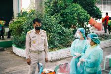 นายพีระ วงค์หมอ ผู้อำนวยการกองการศึกษา ลงพื้นที่ตรวจความเรียบร้อยในการตรวจเชื้อโคโรน่า-2019 ด้วยชุดตรวจ Antigen-Kit (ATK) ของนักเรียนระดับชั้น ป.1-ป-6 ภายในสถานศึกษาสังกัดเทศบาลนครแม่สอด