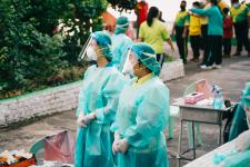 นายพีระ วงค์หมอ ผู้อำนวยการกองการศึกษา ลงพื้นที่ตรวจความเรียบร้อยในการตรวจเชื้อโคโรน่า-2019 ด้วยชุดตรวจ Antigen-Kit (ATK) ของนักเรียนระดับชั้น ป.1-ป-6 ภายในสถานศึกษาสังกัดเทศบาลนครแม่สอด