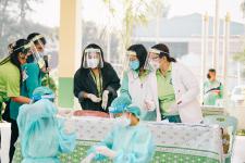 นายพีระ วงค์หมอ ผู้อำนวยการกองการศึกษา ลงพื้นที่ตรวจความเรียบร้อยในการตรวจเชื้อโคโรน่า-2019 ด้วยชุดตรวจ Antigen-Kit (ATK) ของนักเรียนระดับชั้น ป.1-ป-6 ภายในสถานศึกษาสังกัดเทศบาลนครแม่สอด