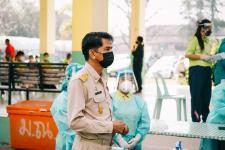 นายพีระ วงค์หมอ ผู้อำนวยการกองการศึกษา ลงพื้นที่ตรวจความเรียบร้อยในการตรวจเชื้อโคโรน่า-2019 ด้วยชุดตรวจ Antigen-Kit (ATK) ของนักเรียนระดับชั้น ป.1-ป-6 ภายในสถานศึกษาสังกัดเทศบาลนครแม่สอด