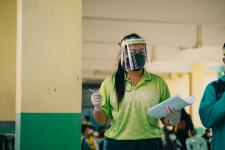 นายพีระ วงค์หมอ ผู้อำนวยการกองการศึกษา ลงพื้นที่ตรวจความเรียบร้อยในการตรวจเชื้อโคโรน่า-2019 ด้วยชุดตรวจ Antigen-Kit (ATK) ของนักเรียนระดับชั้น ป.1-ป-6 ภายในสถานศึกษาสังกัดเทศบาลนครแม่สอด