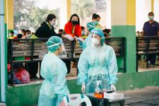 นายพีระ วงค์หมอ ผู้อำนวยการกองการศึกษา ลงพื้นที่ตรวจความเรียบร้อยในการตรวจเชื้อโคโรน่า-2019 ด้วยชุดตรวจ Antigen-Kit (ATK) ของนักเรียนระดับชั้น ป.1-ป-6 ภายในสถานศึกษาสังกัดเทศบาลนครแม่สอด