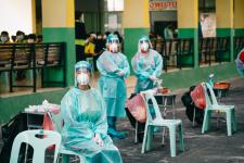 นายพีระ วงค์หมอ ผู้อำนวยการกองการศึกษา ลงพื้นที่ตรวจความเรียบร้อยในการตรวจเชื้อโคโรน่า-2019 ด้วยชุดตรวจ Antigen-Kit (ATK) ของนักเรียนระดับชั้น ป.1-ป-6 ภายในสถานศึกษาสังกัดเทศบาลนครแม่สอด