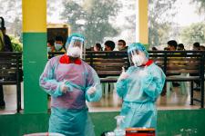 นายพีระ วงค์หมอ ผู้อำนวยการกองการศึกษา ลงพื้นที่ตรวจความเรียบร้อยในการตรวจเชื้อโคโรน่า-2019 ด้วยชุดตรวจ Antigen-Kit (ATK) ของนักเรียนระดับชั้น ป.1-ป-6 ภายในสถานศึกษาสังกัดเทศบาลนครแม่สอด