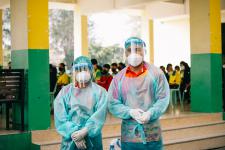 นายพีระ วงค์หมอ ผู้อำนวยการกองการศึกษา ลงพื้นที่ตรวจความเรียบร้อยในการตรวจเชื้อโคโรน่า-2019 ด้วยชุดตรวจ Antigen-Kit (ATK) ของนักเรียนระดับชั้น ป.1-ป-6 ภายในสถานศึกษาสังกัดเทศบาลนครแม่สอด