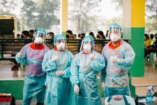 นายพีระ วงค์หมอ ผู้อำนวยการกองการศึกษา ลงพื้นที่ตรวจความเรียบร้อยในการตรวจเชื้อโคโรน่า-2019 ด้วยชุดตรวจ Antigen-Kit (ATK) ของนักเรียนระดับชั้น ป.1-ป-6 ภายในสถานศึกษาสังกัดเทศบาลนครแม่สอด