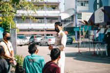 นายพีระ วงค์หมอ ผู้อำนวยการกองการศึกษา ลงพื้นที่ตรวจความเรียบร้อยในการตรวจเชื้อโคโรน่า-2019 ด้วยชุดตรวจ Antigen-Kit (ATK) ของนักเรียนระดับชั้น ป.1-ป-6 ภายในสถานศึกษาสังกัดเทศบาลนครแม่สอด