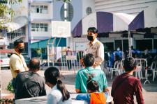 นายพีระ วงค์หมอ ผู้อำนวยการกองการศึกษา ลงพื้นที่ตรวจความเรียบร้อยในการตรวจเชื้อโคโรน่า-2019 ด้วยชุดตรวจ Antigen-Kit (ATK) ของนักเรียนระดับชั้น ป.1-ป-6 ภายในสถานศึกษาสังกัดเทศบาลนครแม่สอด