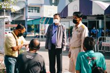 นายพีระ วงค์หมอ ผู้อำนวยการกองการศึกษา ลงพื้นที่ตรวจความเรียบร้อยในการตรวจเชื้อโคโรน่า-2019 ด้วยชุดตรวจ Antigen-Kit (ATK) ของนักเรียนระดับชั้น ป.1-ป-6 ภายในสถานศึกษาสังกัดเทศบาลนครแม่สอด