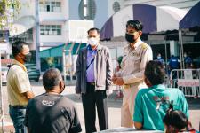 นายพีระ วงค์หมอ ผู้อำนวยการกองการศึกษา ลงพื้นที่ตรวจความเรียบร้อยในการตรวจเชื้อโคโรน่า-2019 ด้วยชุดตรวจ Antigen-Kit (ATK) ของนักเรียนระดับชั้น ป.1-ป-6 ภายในสถานศึกษาสังกัดเทศบาลนครแม่สอด