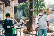 นายพีระ วงค์หมอ ผู้อำนวยการกองการศึกษา ลงพื้นที่ตรวจความเรียบร้อยในการตรวจเชื้อโคโรน่า-2019 ด้วยชุดตรวจ Antigen-Kit (ATK) ของนักเรียนระดับชั้น ป.1-ป-6 ภายในสถานศึกษาสังกัดเทศบาลนครแม่สอด