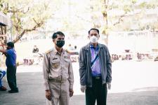 นายพีระ วงค์หมอ ผู้อำนวยการกองการศึกษา ลงพื้นที่ตรวจความเรียบร้อยในการตรวจเชื้อโคโรน่า-2019 ด้วยชุดตรวจ Antigen-Kit (ATK) ของนักเรียนระดับชั้น ป.1-ป-6 ภายในสถานศึกษาสังกัดเทศบาลนครแม่สอด