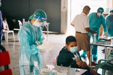 นายพีระ วงค์หมอ ผู้อำนวยการกองการศึกษา ลงพื้นที่ตรวจความเรียบร้อยในการตรวจเชื้อโคโรน่า-2019 ด้วยชุดตรวจ Antigen-Kit (ATK) ของนักเรียนระดับชั้น ป.1-ป-6 ภายในสถานศึกษาสังกัดเทศบาลนครแม่สอด