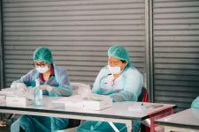 นายพีระ วงค์หมอ ผู้อำนวยการกองการศึกษา ลงพื้นที่ตรวจความเรียบร้อยในการตรวจเชื้อโคโรน่า-2019 ด้วยชุดตรวจ Antigen-Kit (ATK) ของนักเรียนระดับชั้น ป.1-ป-6 ภายในสถานศึกษาสังกัดเทศบาลนครแม่สอด