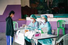 นายพีระ วงค์หมอ ผู้อำนวยการกองการศึกษา ลงพื้นที่ตรวจความเรียบร้อยในการตรวจเชื้อโคโรน่า-2019 ด้วยชุดตรวจ Antigen-Kit (ATK) ของนักเรียนระดับชั้น ป.1-ป-6 ภายในสถานศึกษาสังกัดเทศบาลนครแม่สอด