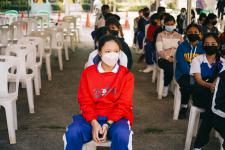 นายพีระ วงค์หมอ ผู้อำนวยการกองการศึกษา ลงพื้นที่ตรวจความเรียบร้อยในการตรวจเชื้อโคโรน่า-2019 ด้วยชุดตรวจ Antigen-Kit (ATK) ของนักเรียนระดับชั้น ป.1-ป-6 ภายในสถานศึกษาสังกัดเทศบาลนครแม่สอด