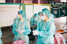 นายพีระ วงค์หมอ ผู้อำนวยการกองการศึกษา ลงพื้นที่ตรวจความเรียบร้อยในการตรวจเชื้อโคโรน่า-2019 ด้วยชุดตรวจ Antigen-Kit (ATK) ของนักเรียนระดับชั้น ป.1-ป-6 ภายในสถานศึกษาสังกัดเทศบาลนครแม่สอด