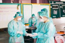 นายพีระ วงค์หมอ ผู้อำนวยการกองการศึกษา ลงพื้นที่ตรวจความเรียบร้อยในการตรวจเชื้อโคโรน่า-2019 ด้วยชุดตรวจ Antigen-Kit (ATK) ของนักเรียนระดับชั้น ป.1-ป-6 ภายในสถานศึกษาสังกัดเทศบาลนครแม่สอด