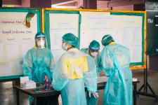 นายพีระ วงค์หมอ ผู้อำนวยการกองการศึกษา ลงพื้นที่ตรวจความเรียบร้อยในการตรวจเชื้อโคโรน่า-2019 ด้วยชุดตรวจ Antigen-Kit (ATK) ของนักเรียนระดับชั้น ป.1-ป-6 ภายในสถานศึกษาสังกัดเทศบาลนครแม่สอด