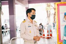 นายพีระ วงค์หมอ ผู้อำนวยการกองการศึกษา ลงพื้นที่ตรวจความเรียบร้อยในการตรวจเชื้อโคโรน่า-2019 ด้วยชุดตรวจ Antigen-Kit (ATK) ของนักเรียนระดับชั้น ป.1-ป-6 ภายในสถานศึกษาสังกัดเทศบาลนครแม่สอด