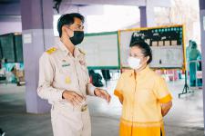 นายพีระ วงค์หมอ ผู้อำนวยการกองการศึกษา ลงพื้นที่ตรวจความเรียบร้อยในการตรวจเชื้อโคโรน่า-2019 ด้วยชุดตรวจ Antigen-Kit (ATK) ของนักเรียนระดับชั้น ป.1-ป-6 ภายในสถานศึกษาสังกัดเทศบาลนครแม่สอด